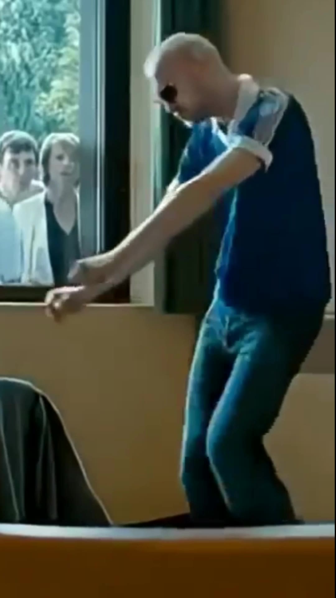 Mobil videós bemutatkozás a hero blokkban